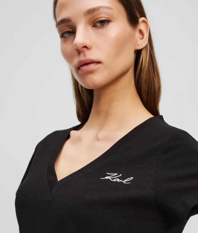 SIGNATUR-T-SHIRT MED V-HALS SIGNATUR-T-SHIRT MED V-HALS