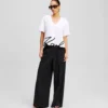SIGNATUR-T-SHIRT MED V-HALS SIGNATUR-T-SHIRT MED V-HALS