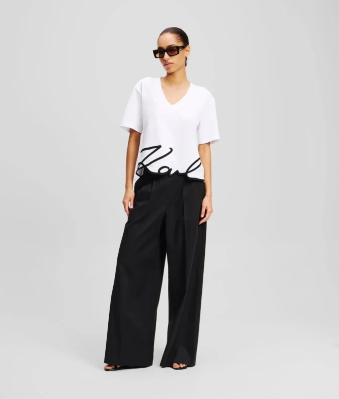 SIGNATUR-T-SHIRT MED V-HALS SIGNATUR-T-SHIRT MED V-HALS