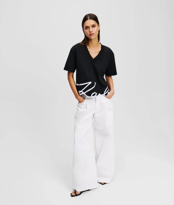 SIGNATUR-T-SHIRT MED V-HALS SIGNATUR-T-SHIRT MED V-HALS