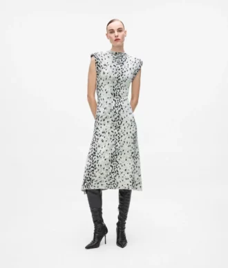 Stickad klänning med snöleopardmönster