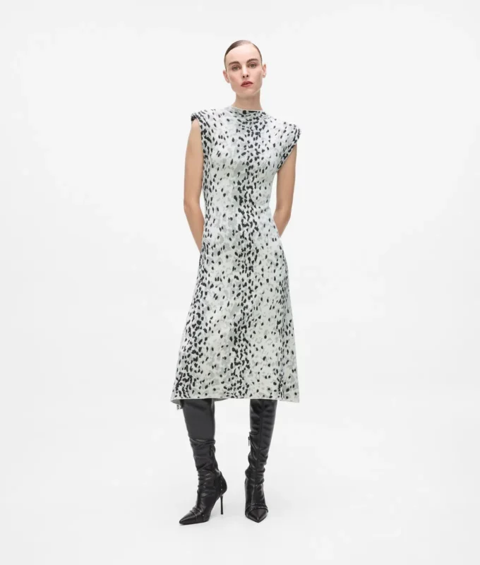 Stickad klänning med snöleopardmönster