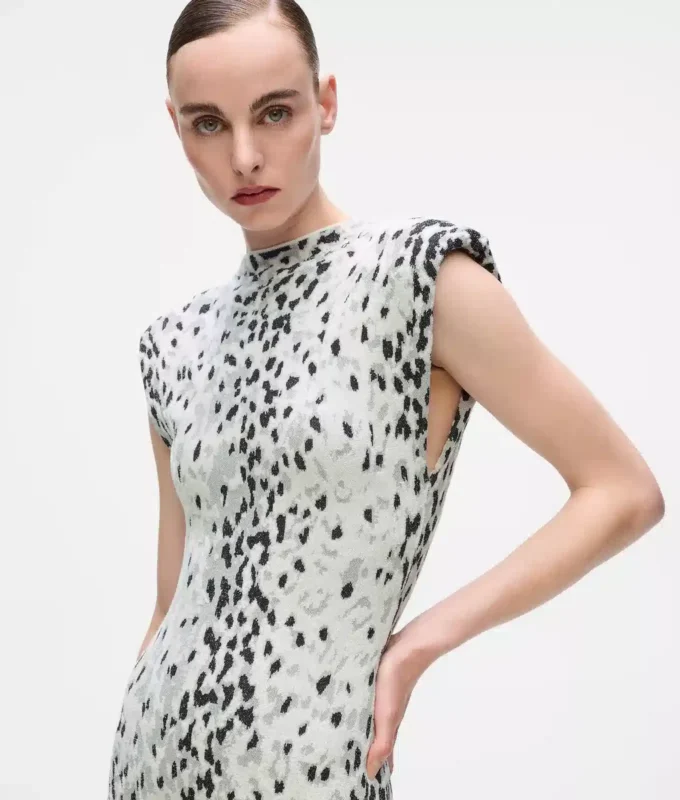 Stickad klänning med snöleopardmönster