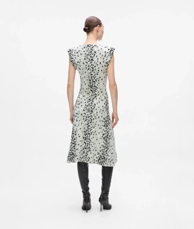 Stickad klänning med snöleopardmönster