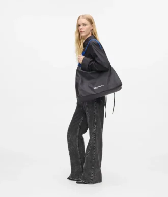 Stor axelväska i nylon med dragsko