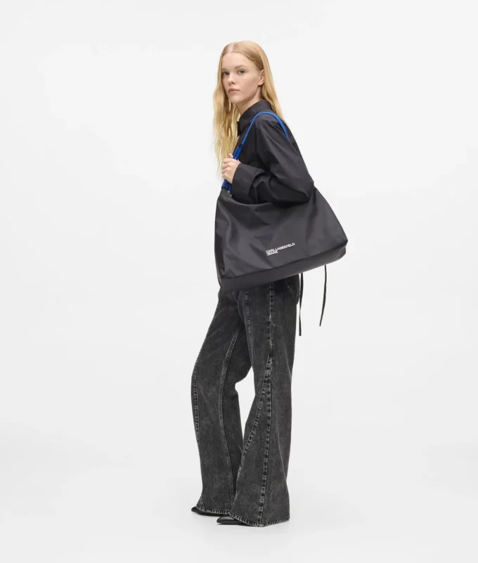 Stor axelväska i nylon med dragsko Stor axelväska i nylon med dragsko