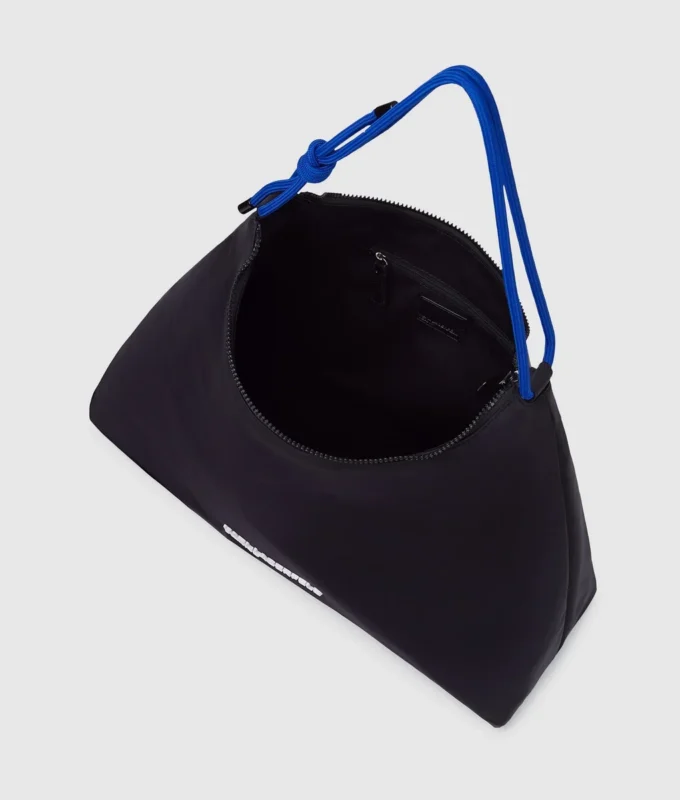 Stor axelväska i nylon med dragsko Stor axelväska i nylon med dragsko