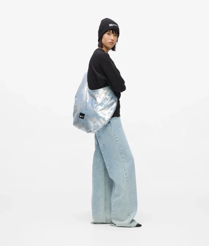 Stor hobo-väska i högblank denim