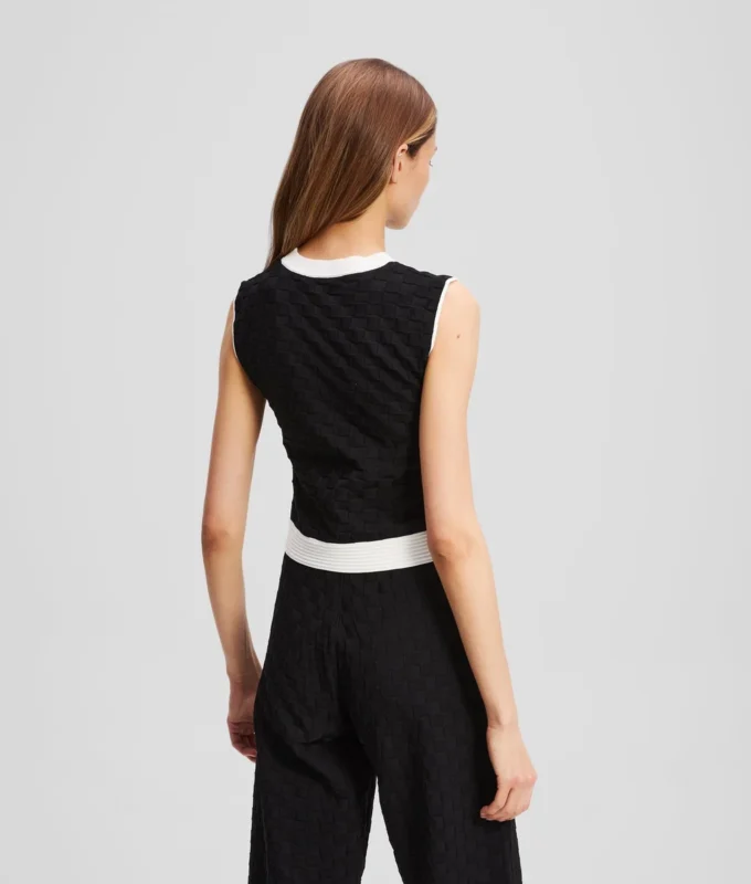 STRICKAD TOPP MED KONTRASTERANDE PIPING STRICKAD TOPP MED KONTRASTERANDE PIPING