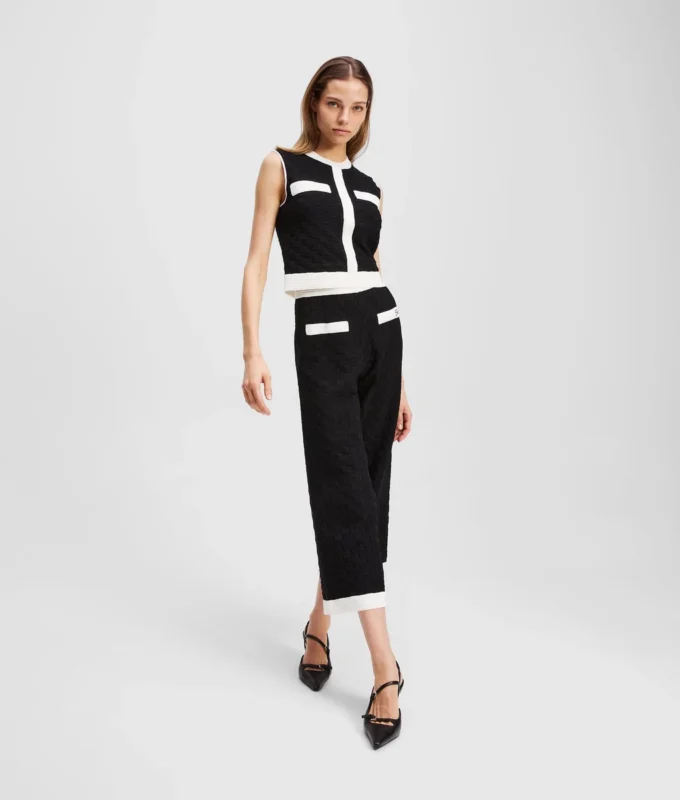 STRICKAD TOPP MED KONTRASTERANDE PIPING STRICKAD TOPP MED KONTRASTERANDE PIPING