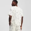 T-SHIRT MED ALL-OVER-TRYCK T-SHIRT MED ALL-OVER-TRYCK