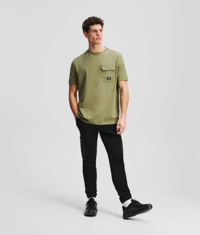 T-SHIRT MED BRÖSTFICKA T-SHIRT MED BRÖSTFICKA
