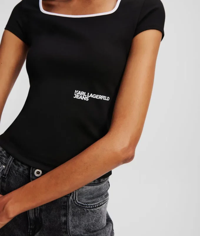 T-SHIRT MED KVADRATISK HALS T-SHIRT MED KVADRATISK HALS