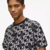 T-shirt med monogram över hela T-shirt med monogram över hela