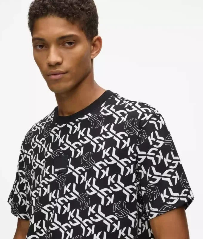 T-shirt med monogram över hela T-shirt med monogram över hela