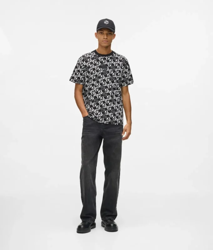 T-shirt med monogram över hela T-shirt med monogram över hela