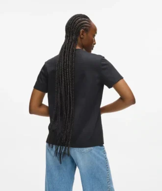 T-shirt med nitar och signatur
