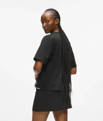 T-shirt med V-ringning och signaturbroderi i nederkant