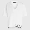 T-shirt med V-ringning och signaturbroderi i nederkant T-shirt med V-ringning och signaturbroderi i nederkant