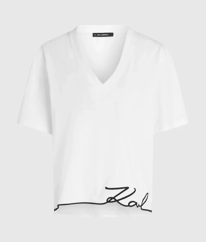 T-shirt med V-ringning och signaturbroderi i nederkant T-shirt med V-ringning och signaturbroderi i nederkant