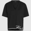 T-shirt med V-ringning och signaturbroderi i nederkant T-shirt med V-ringning och signaturbroderi i nederkant