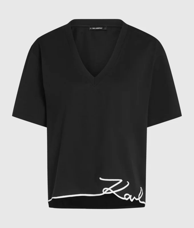 T-shirt med V-ringning och signaturbroderi i nederkant T-shirt med V-ringning och signaturbroderi i nederkant