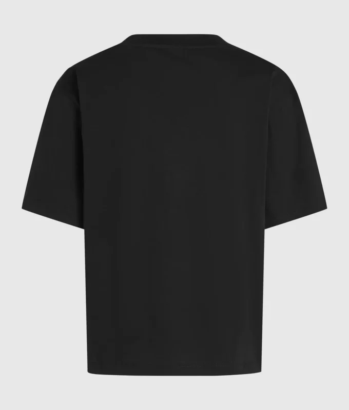 T-shirt med V-ringning och signaturbroderi i nederkant T-shirt med V-ringning och signaturbroderi i nederkant