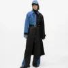 Trenchcoat med denimpaneler Trenchcoat med denimpaneler