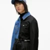 Trenchcoat med denimpaneler Trenchcoat med denimpaneler