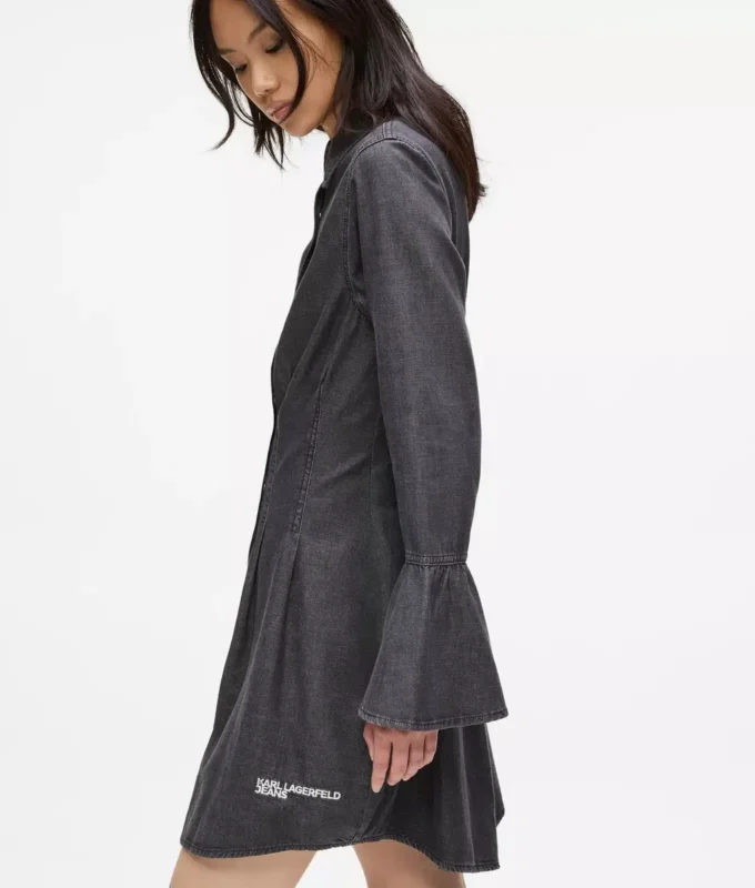 Utställd denimklänning