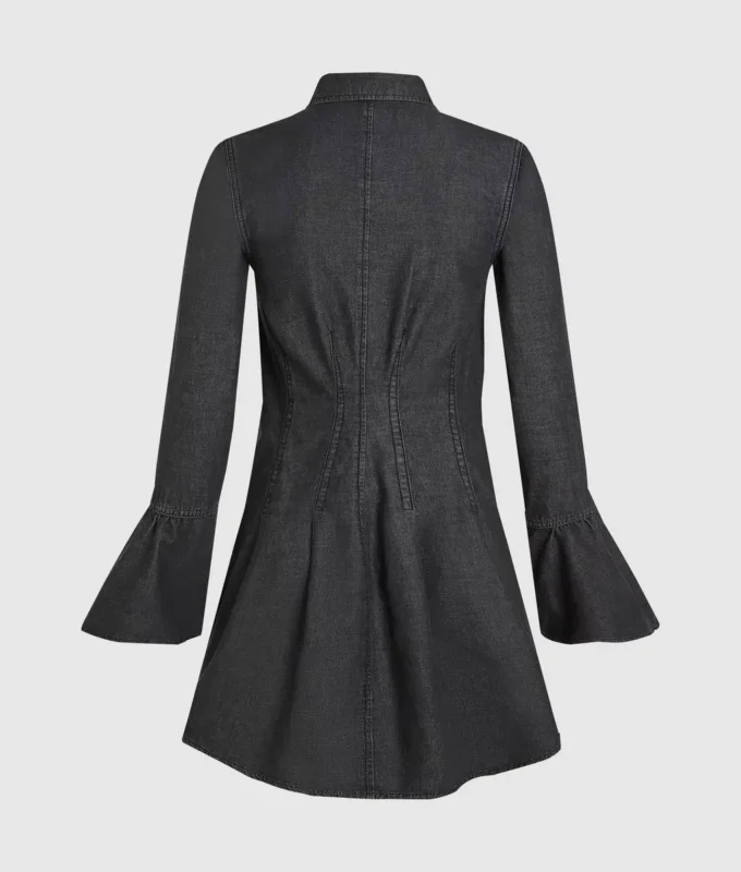 Utställd denimklänning