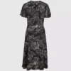 V-ringad klänning med fläktmönster V-ringad klänning med fläktmönster