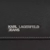Väska med metallogo och handtag upptill Väska med metallogo och handtag upptill